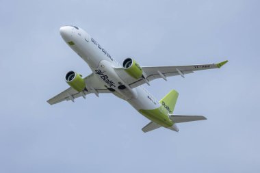 PRAG - 29 Mart 2024: Air Baltic Airbus A220-300 REG: Vaclav Havel Havaalanı Prag 'da YL-ABP. Prag 'dan Riga' ya. Air Baltic, Letonya 'nın bayrak taşıyıcısıdır..