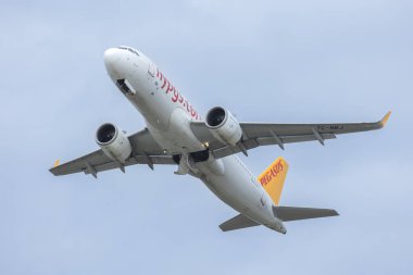 PRAG - 29 Mart 2024: Pegasus Airbus A320-251N REG: Vaclav Havel Havaalanı Prag 'da TC-NBJ. Prag 'dan İstanbul' a. Pegasus bir Türk düşük maliyetli havayolu şirketi.