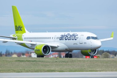 PRAG - 29 Mart 2024: Air Baltic Airbus A220-300 REG: Vaclav Havel Havaalanı Prag 'da YL-ABP. Riga 'dan Prag' a. Air Baltic, Letonya 'nın bayrak taşıyıcısıdır..