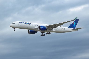 PRAGUE - 26 Nisan 2024, Çek Cumhuriyeti: World2Fly Airbus A350-941 REG tarafından işletilen Corendon Airlines: Vaclav Havel Havalimanı Prag 'da EC-NTB. Pho Quoc 'tan Prag' a. World2Fly, Palma de Mallorca merkezli bir havayolu şirketidir..