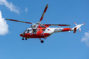 Plasy - 27 Nisan 2024, Çek Cumhuriyeti: Çek Hava Kuvvetleri PZL W-3A SOKOL Plasy Havaalanı, Den ve vzduchu Havaalanı.