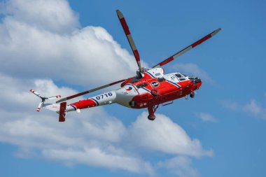Plasy - 27 Nisan 2024, Çek Cumhuriyeti: Çek Hava Kuvvetleri PZL W-3A SOKOL Plasy Havaalanı, Den ve vzduchu Havaalanı.