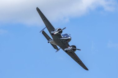 Plasy - 27 Nisan 2024, Çek Cumhuriyeti: Plasy Havaalanında Beech C-45H Expeditor, Den ve vzduchu Airshow.