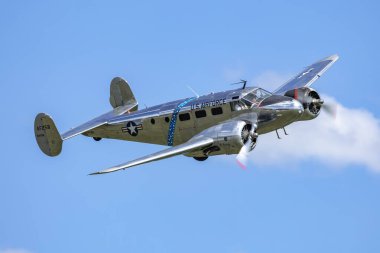 Plasy - 27 Nisan 2024, Çek Cumhuriyeti: Plasy Havaalanında Beech C-45H Expeditor, Den ve vzduchu Airshow.