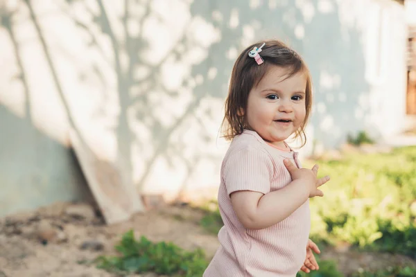 Retrato Uma Menina Jardim Verão Olhando Para Câmera Sorrindo Estilo — Fotografia de Stock