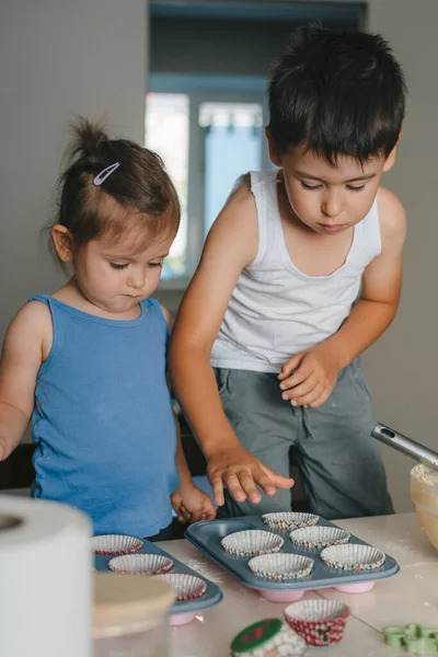 Dos Pequeños Niños Caucásicos Llenando Masa Moldes Silicona Magdalena Cocina — Foto de Stock