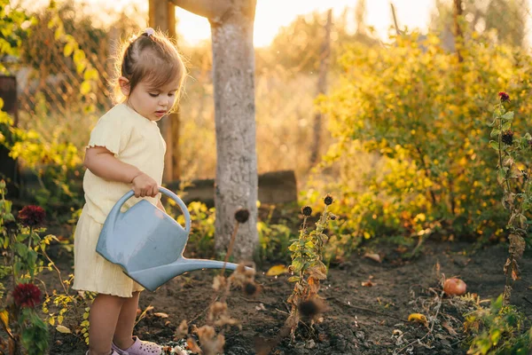 Menina Com Grande Regador Pode Regar Flores Jardim Atividade Familiar — Fotografia de Stock