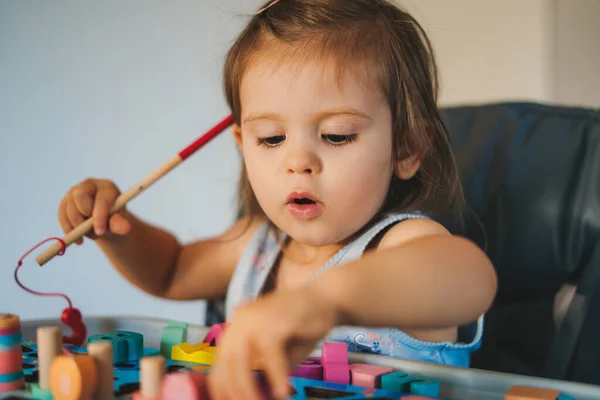 Bonito Menina Branca Sentada Cadeira Bebê Brincando Com Brinquedos Coloridos — Fotografia de Stock