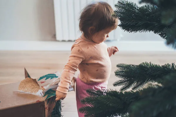 Bambina Piedi Accanto All Albero Natale Artificiale Fresco Fuori Dalla — Foto Stock