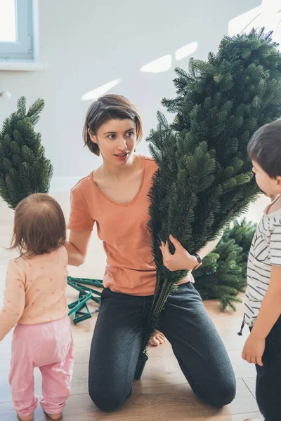 Madre Insieme Suoi Due Figli Assemblare Albero Natale Artificiale Soggiorno — Foto Stock