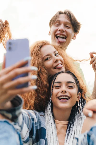 Portret Aktywnych Młodych Ludzi Robiących Sobie Selfie Stojących Razem Zabawnej — Zdjęcie stockowe