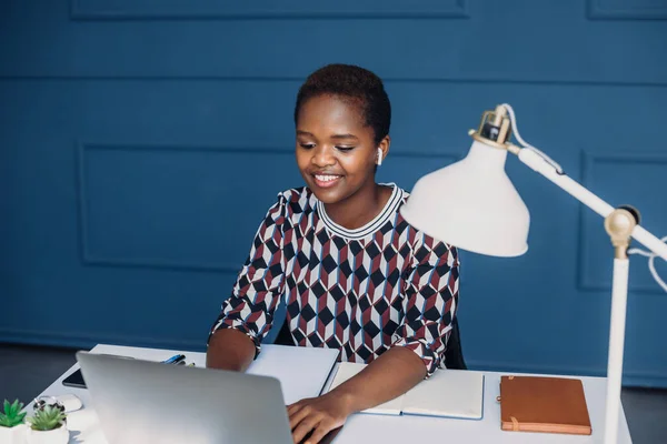 Fotografía Una Joven Empresaria Afroamericana Bastante Feliz Sentada Lugar Trabajo — Foto de Stock