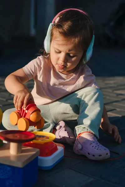 Bebê Sentado Chão Brincando Com Brinquedos Educativos Atraentes Para Crianças — Fotografia de Stock