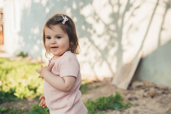 Bonito Adorável Menina Pequena Caucasiana Divertindo Jogando Quintal Casa Infância — Fotografia de Stock