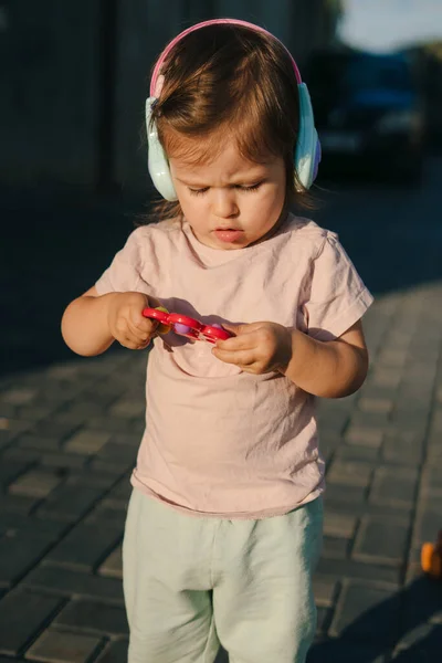 Mała Dziewczynka Bawiąca Się Plastikową Zabawką Świeżym Powietrzu Aktywne Wakacje — Zdjęcie stockowe
