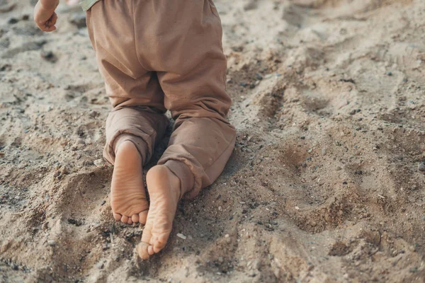 Meninos Pernas Brincando Areia Uma Manhã Ensolarada Verão Atividade Divertida — Fotografia de Stock