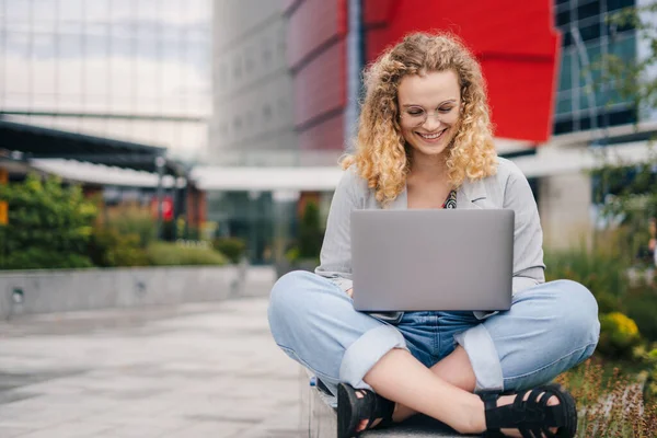 Leende Kvinnlig Universitetsstudent Som Använder Bärbar Dator Och Följer Onlineklassen — Stockfoto