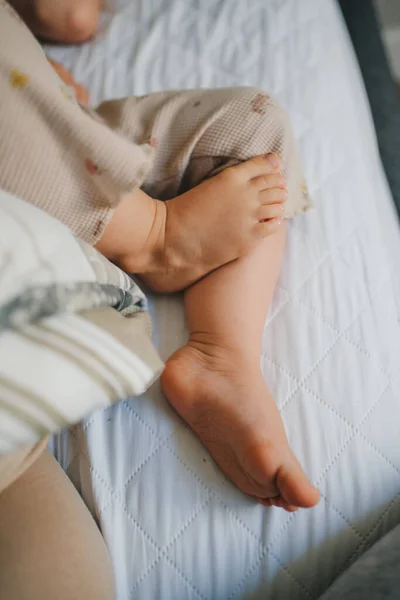 Jambes Une Petite Fille Dormant Dans Lit Confortable Concentre Toi — Photo
