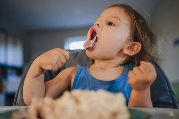 Retrato Menina Branca Comendo Alimentos Prato Usando Garfo Sentado Cadeira — Fotografia de Stock