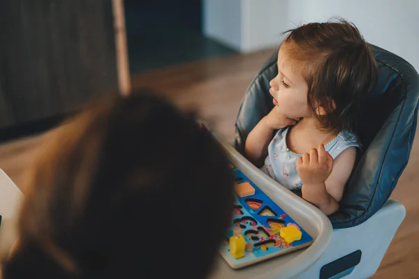 유치원의 의자에 교육용 장난감을 가지고 교육용 장난감 기하학적 컨셉이야 — 스톡 사진
