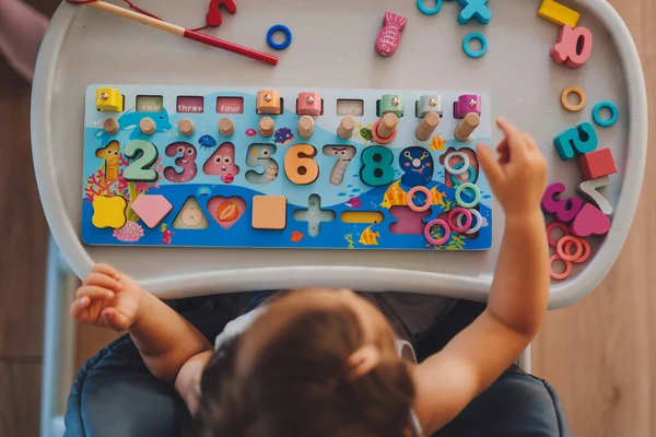 Menina Brincando Aprendendo Números Contando Com Ajuda Brinquedo Educativo Matemática — Fotografia de Stock