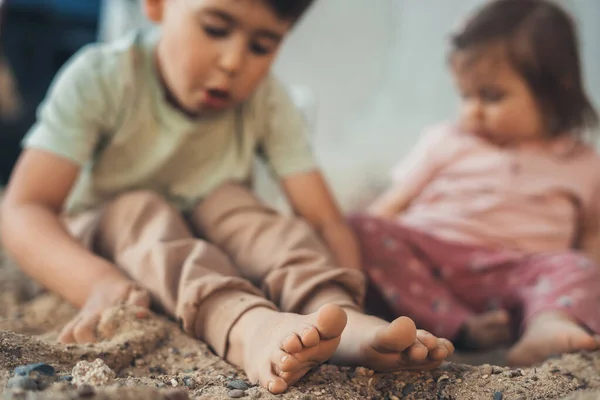 Двое Маленьких Детей Играют Песчаной Детской Площадке Открытом Воздухе Весело — стоковое фото