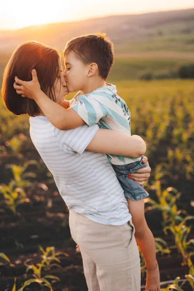 Боковой Вид Мальчика Который Любовью Целует Свою Мать Проводя Время — стоковое фото