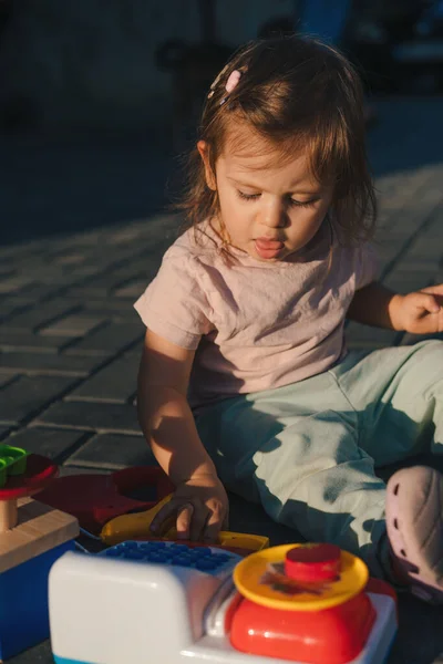 Счастливый Мальчик Играющий Разноцветными Пластиковыми Игрушками Детской Площадке Развлекаясь Дома — стоковое фото