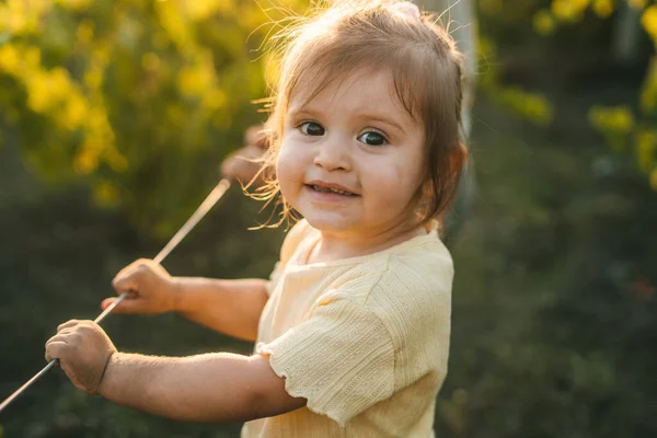 Retrato Menina Sorrindo Enquanto Estava Nas Vinhas Jardim Casa Das — Fotografia de Stock