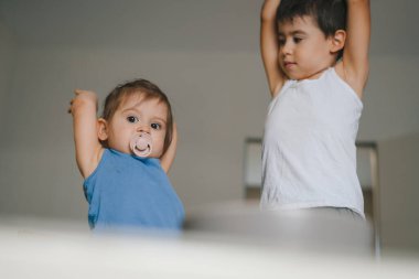 İki çocuğun portresi, bayram için lezzetli yemekler hazırlayacakları için mutludur. Mutlu bir yaşam tarzı. İnsanların yaşam tarzı. Tatlı yemek..