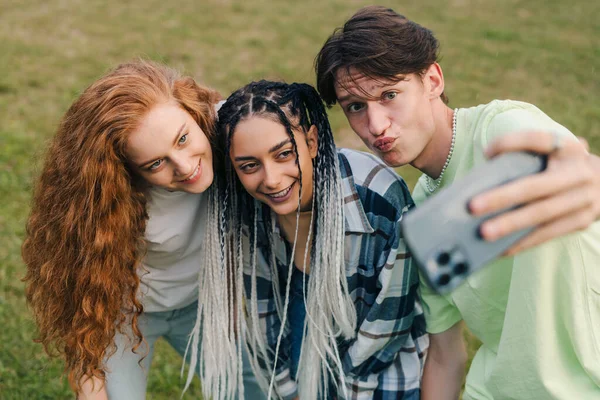Troje Młodych Uśmiechniętych Białych Nastolatków Robiących Selfie Parku Latem Szaleje — Zdjęcie stockowe