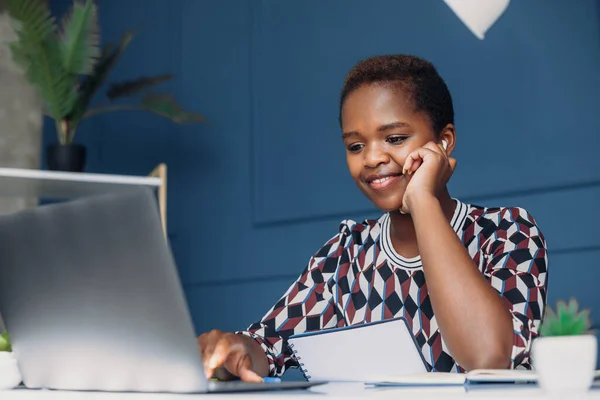 Mujer Negocios Africana Con Auriculares Viendo Webinar Línea Trabajando Con — Foto de Stock