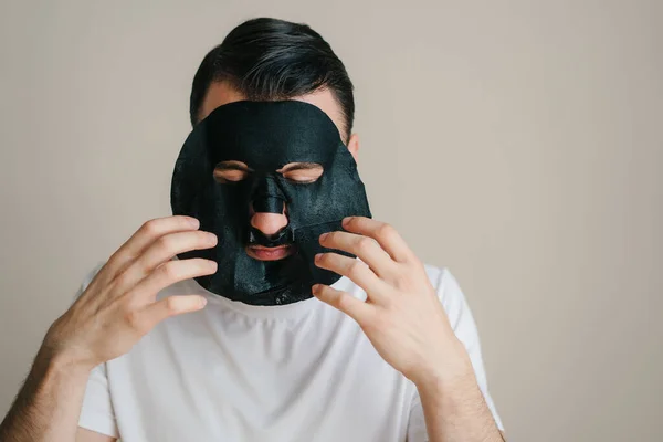 Κοντινό Πλάνο Πορτρέτο Ενήλικο Άνδρα Εφαρμογή Μια Μαύρη Ενυδατική Μάσκα — Φωτογραφία Αρχείου