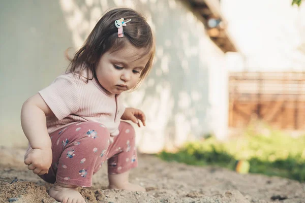 Retrato Bebê Bonito Menina Jogando Solo Arenoso Jardim Espaço Para — Fotografia de Stock