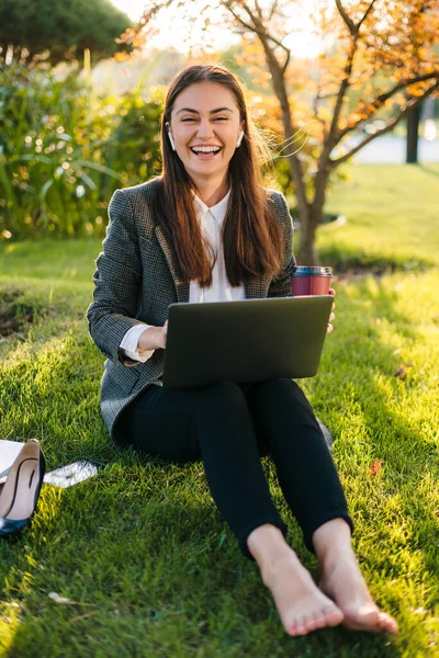 Full Length Photo Woman Sitting Grass Using Laptop Working Remote — Φωτογραφία Αρχείου