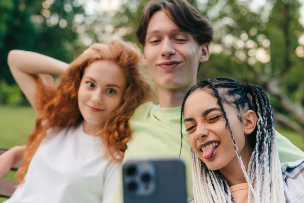 Vrolijke Lachende Tieners Ontspannen Het Park Zonnige Zomerdag Selfies Nemen — Stockfoto