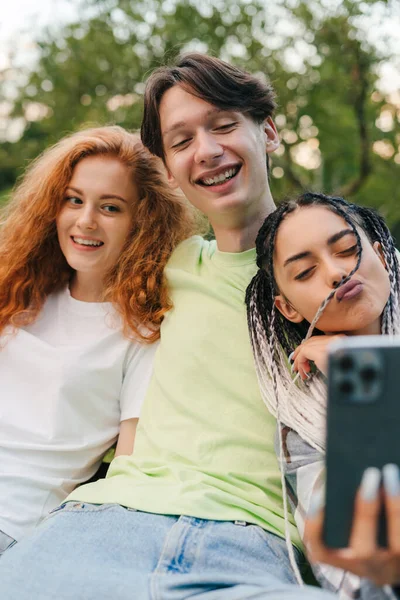Troje Przyjaciół Robi Sobie Selfie Parku Słoneczny Letni Dzień Siedząc — Zdjęcie stockowe