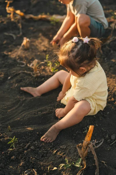Bahçede Toprak Ile Oynayan Iki Sevimli Çocuğun Açık Hava Portresi — Stok fotoğraf