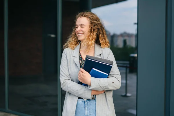 Retrato Uma Jovem Estudante Com Livros Laptop Saindo Universidade Após — Fotografia de Stock