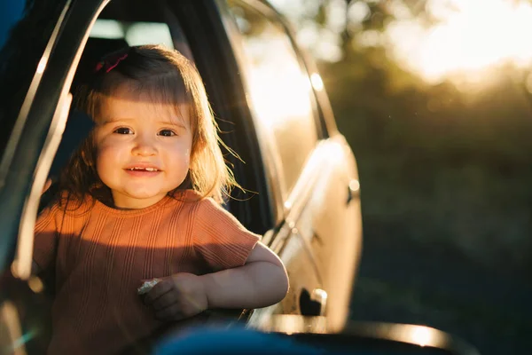 Sorrindo Bebê Menina Desfrutando Verão Dia Sentado Carro Olhando Para — Fotografia de Stock