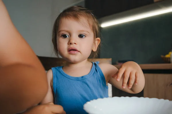 Милая Маленькая Девочка Помогает Своей Матери Делать Домашние Кексы Современной — стоковое фото