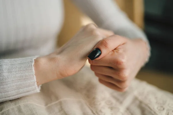 Visão Perto Uma Mulher Esfregando Nata Mãos Partes Corpo Cosméticos — Fotografia de Stock