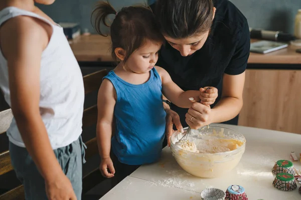 Mujer Mirando Hija Bebé Mezclando Ingredientes Tazón Cocina Multigeneración Inalterada — Foto de Stock