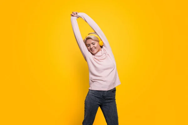 Junge Frau Legerer Kleidung Isoliert Auf Gelbem Hintergrund Studioporträt Musik — Stockfoto