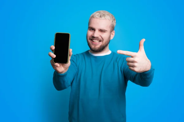 Retrato Jovem Satisfeito Mostrando Telefone Celular Branco Câmera Isolada Sobre — Fotografia de Stock