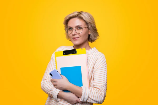 Fröhliche Junge Studentin Mit Brille Isoliert Auf Gelbem Wandhintergrund Studio — Stockfoto
