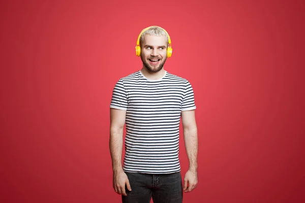 Portret Wesołego Szczęśliwego Młodzieńca Słuchającego Muzyki Słuchawkach Uśmiechającego Się Zadowolonego — Zdjęcie stockowe