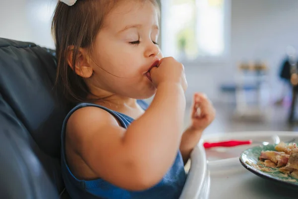 Retrato Headshot Menina Bonito Comendo Cadeira Alta Auto Alimentação Criança — Fotografia de Stock