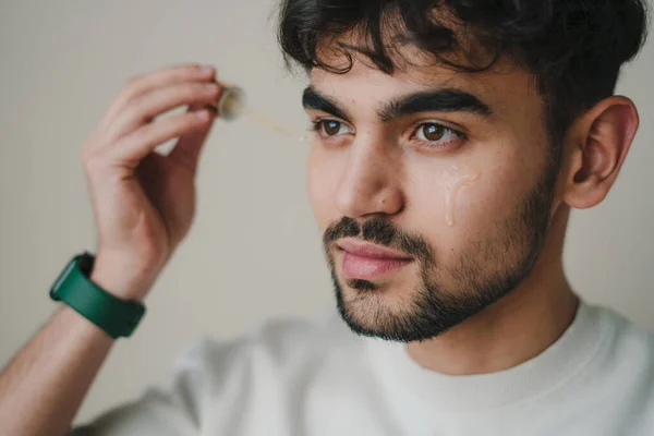 Närbild Porträtt Ung Stilig Man Tillämpa Serum Produkt Ansiktet Ett — Stockfoto
