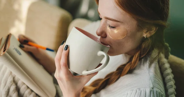 Agradable Joven Mujer Caucásica Sentada Sofá Bebiendo Una Taza Café — Foto de Stock